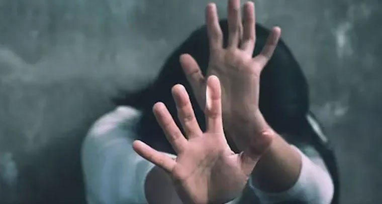 మైనర్ బాలిక పై టీచర్ లైంగిక వేధింపులు