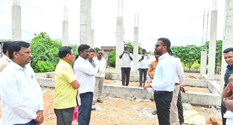 'ఇందిరమ్మ ఇండ్లు వేగవంతంగా పూర్తి చేయాలి'