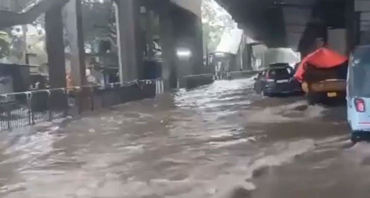 నదిని తలపించిన మలక్ పేట్ మెట్రో స్టేషన్ రోడ్డు