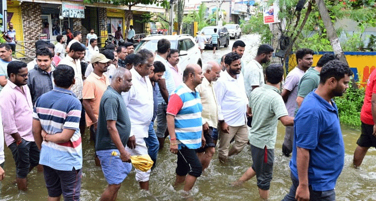 చిట్కుల్ లో ముంపు కాలనీల పరిశీలన..