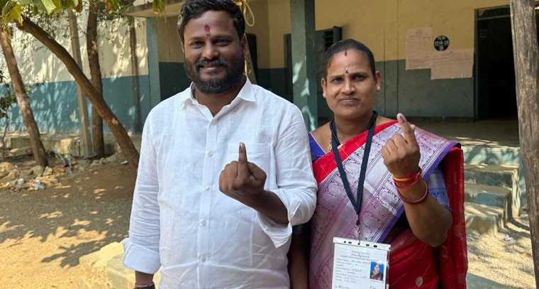 ఇస్నాపూర్ మున్సిపాలిటీలో ఓటు హక్కు వినియోగించుకున్న  నీలం మధు..