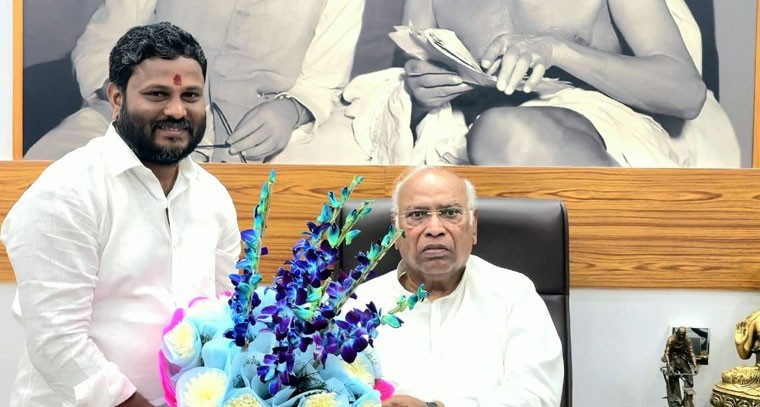 ఢిల్లీలో ఖర్గే ఆశీస్సులు తీసుకున్న నీలం మధు ముదిరాజ్..