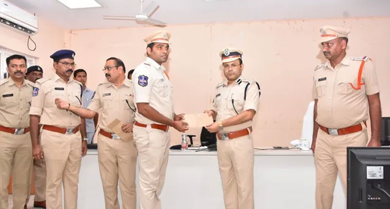 నెన్నెల ఎస్సై ప్రసాద్ పై సీపీ ప్రశంసల వర్షం