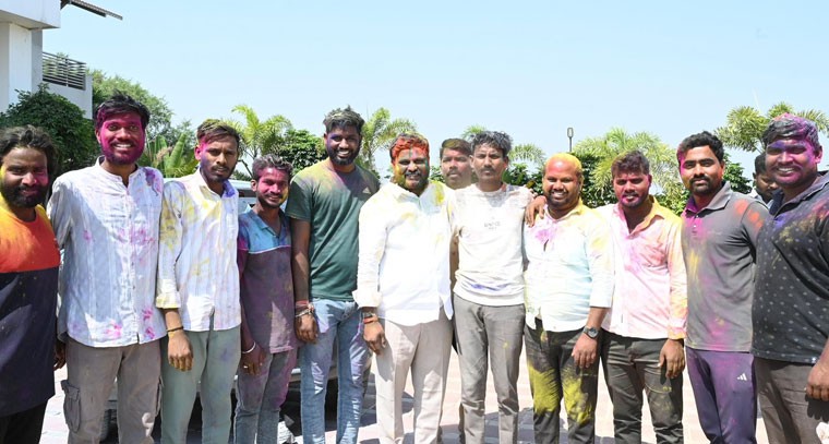 హోలీ వేడుకలో పాల్గొన్న నీలం..