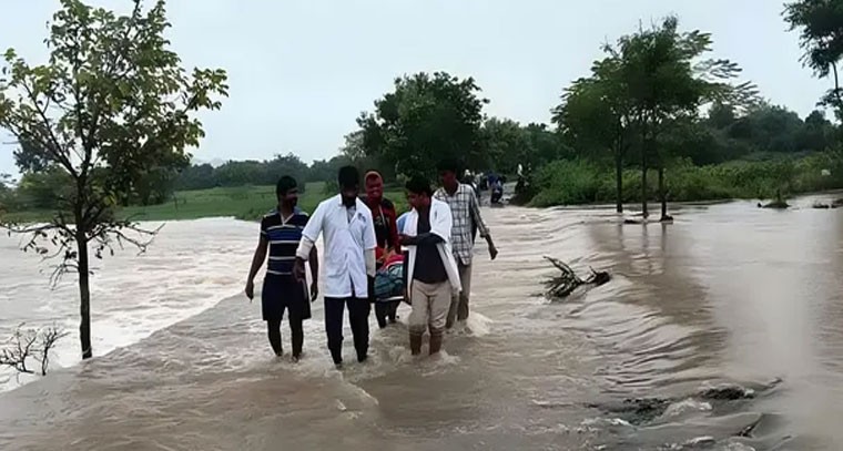 వరదలోనూ మహిళను కాపాడిన 108 సిబ్బంది