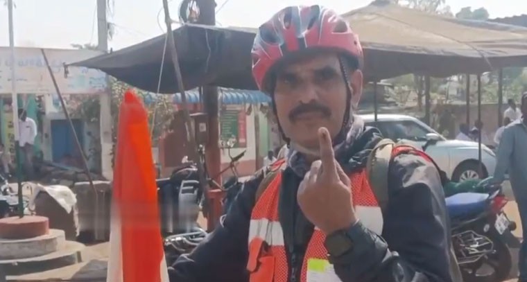 ఓటేయడానికి సైకిల్‌పై 148 కి.మీ ప్రయాణం