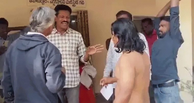 భూమి కోసం రైతు అర్ధనగ్న నిరసన