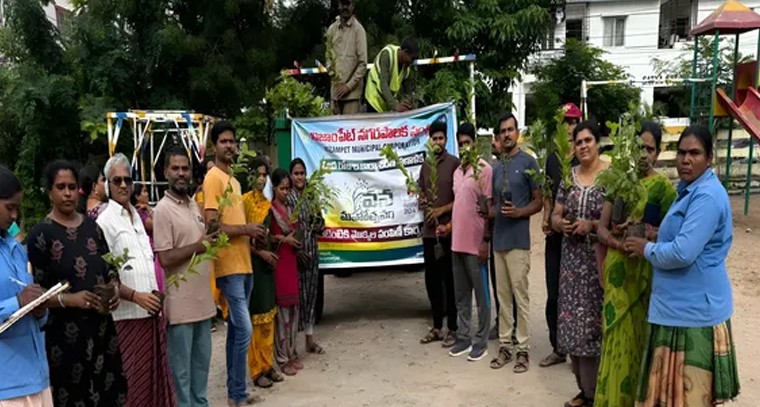 నిజాంపేట మున్సిపాలిటీలో ఇంటింటికీ మొక్కల పంపిణీ