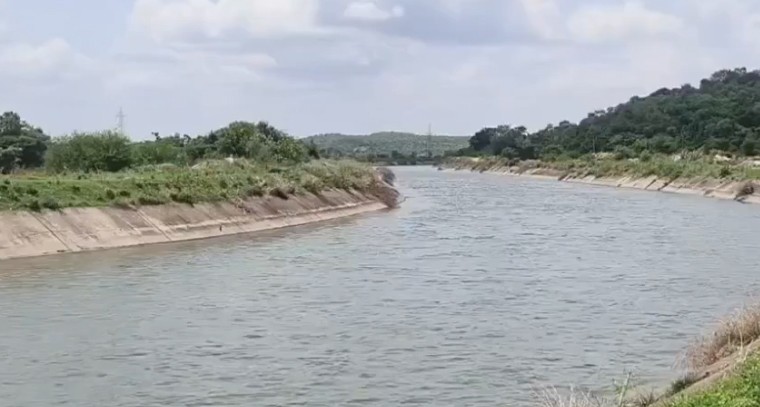 నిజంసాగర్ ప్రాజెక్ట్ లోని నీటిని విడుదల చేసిన అధికారులు