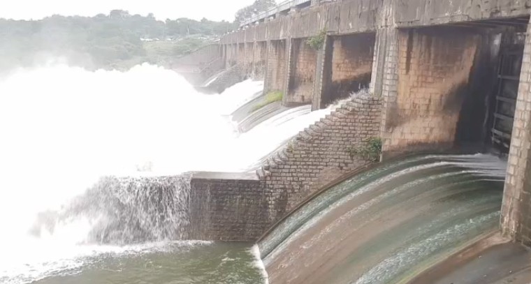 పెరిగిన వరదతో నిజాంసాగర్ ప్రాజెక్టు రెండు గేట్లు ఎత్తివేత