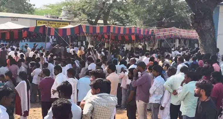 పోలింగ్‌ సమయం ముగిసినా.. బారులు తీరిన ఓటర్లు