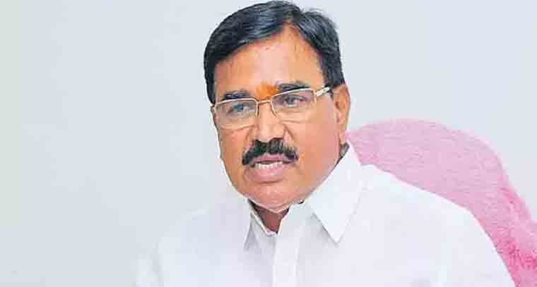 కవిత సభ్యత, సంస్కారం లేకుండా ప్రవర్తిస్తుంది 
