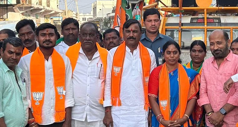 బీజేపీ అభ్యర్థుల తరుపున ఎన్నికల ప్రచారంలో  పాల్గొన అంజి రెడ్డి