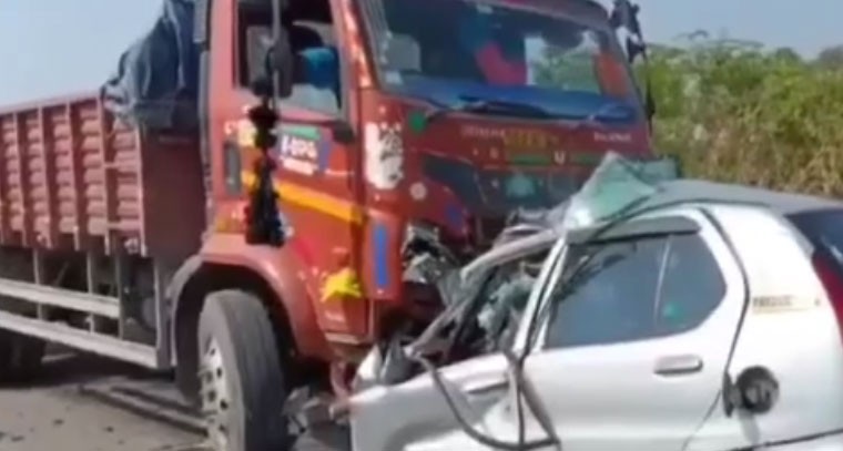 నకిరేకల్ వద్ద ఘోర రోడ్డు ప్రమాదం: కారు డ్రైవర్ దుర్మరణం