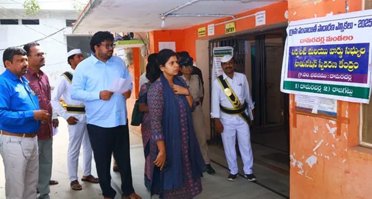 నామినేషన్ కేంద్రాలు తనిఖీ చేసిన జిల్లా కలెక్టర్