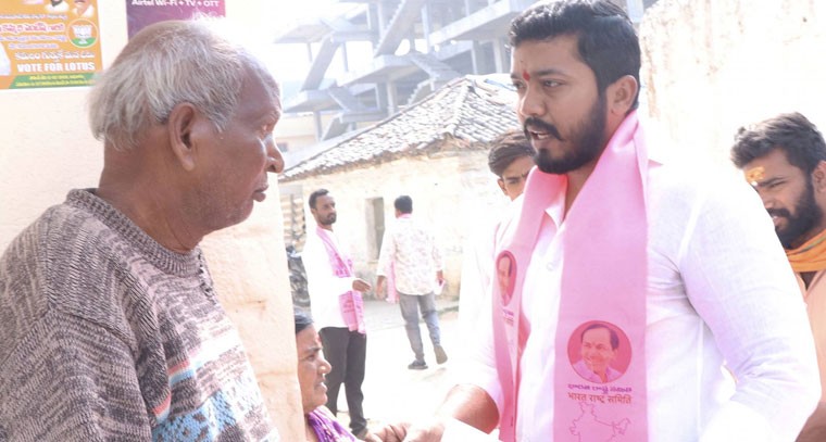  రుద్రారంలో ఇంటింటి ప్రచారం చేపట్టిన బీఆర్ఎస్ నాయకులు మాద్రి పృథ్వీరాజ్ 