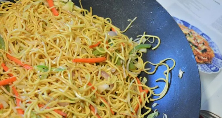 నూడుల్స్‌లో నూనె తక్కువ వేశారని దాడి