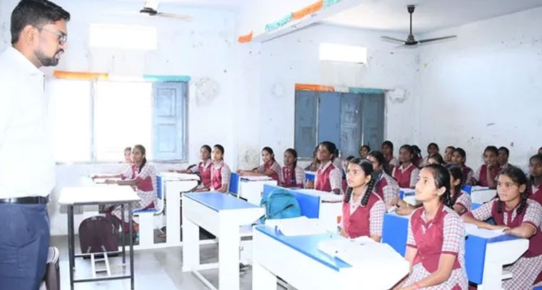 బాలికల పాఠశాలను జిల్లా కలెక్టర్ ఆకస్మిక తనిఖి