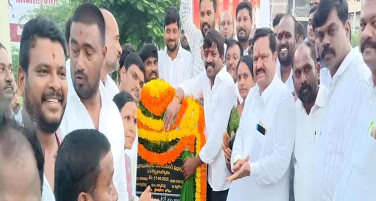 నార్కెట్పల్లిలో సీసీ రోడ్డు పనులకు ఎమ్మెల్యే వేముల వీరేశం శంకుస్థాపన
