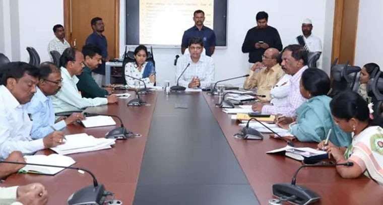 ఇంటర్‌ డిపార్ట్‌మెంట్ అధికారులతో కలెక్టర్ సమీక్ష