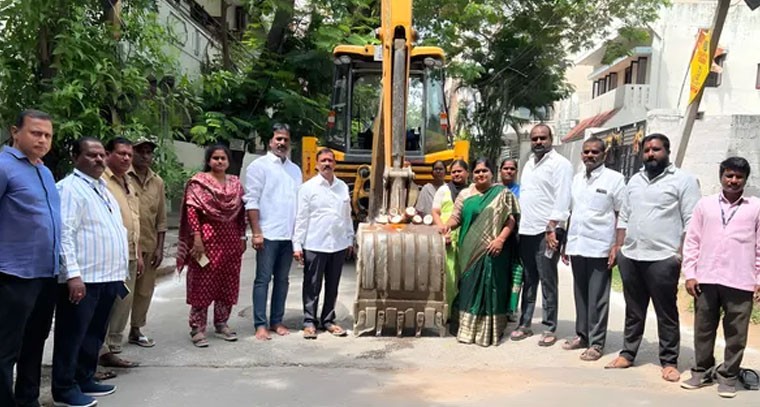 నూతన సీసీ రోడ్ పనులను ప్రారంభించిన కార్పొరేటర్