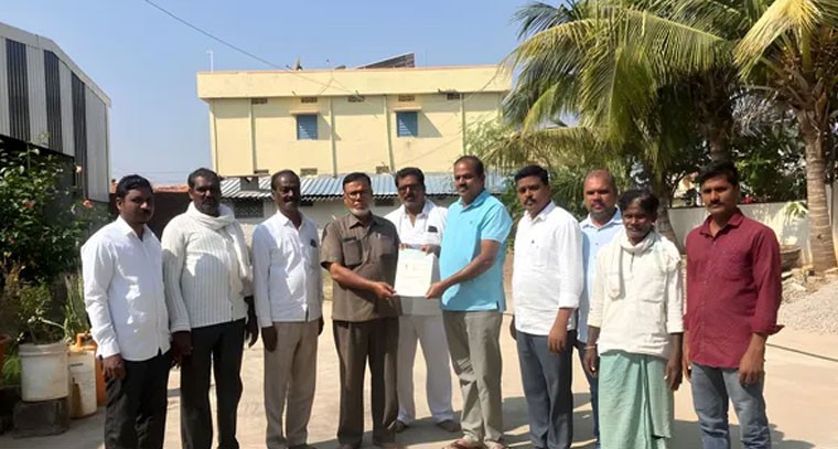 మాజీ ఎమ్మెల్యే చేతుల మీదుగా సీఎంఆర్ఎఫ్ చెక్కుల పంపిణీ