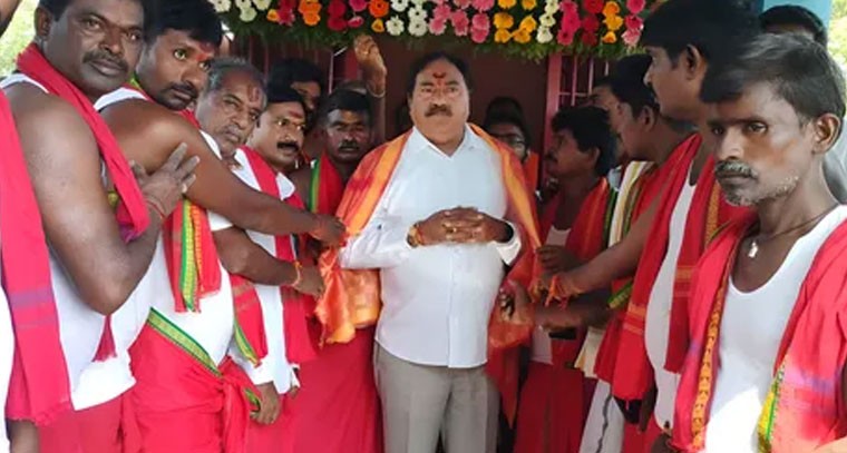 పెద్దమ్మతల్లి విగ్రహ ప్రతిష్ఠాపనలో పాల్గొన్న ఎర్రబెల్లి