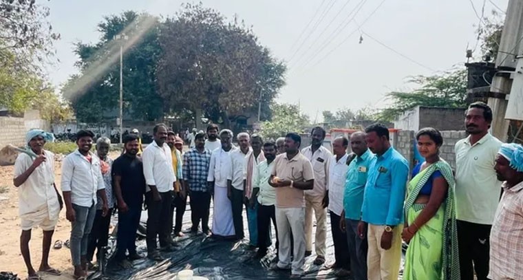 పాలెం గ్రామంలో సీసీ రోడ్డు పనులను ప్రారంభించిన సర్పంచ్