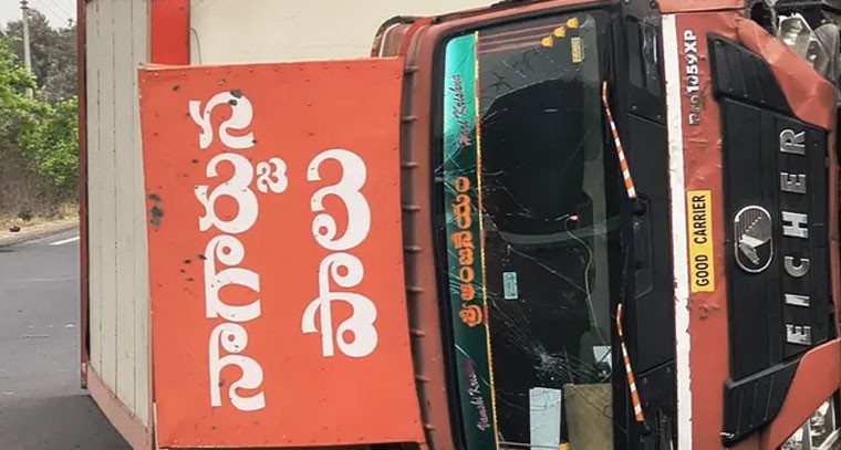 పాల వ్యాన్ బోల్తా... ఇద్దరికి స్వల్ప గాయాలు