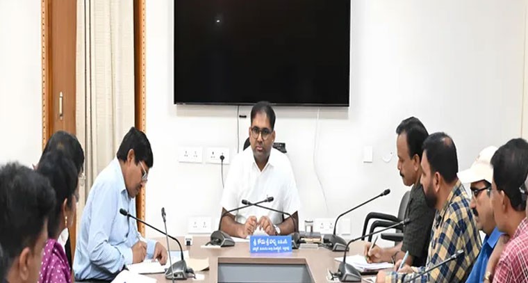 అభివృద్ధి పనులు వేగవంతంగా పూర్తి చేయాలి: కలెక్టర్