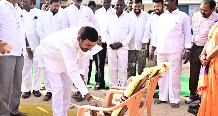 జాతీయ జెండాలను ఆవిష్కరించిన మున్సిపల్ మాజీ చైర్మన్ తుమ్మల పాండురంగ రెడ్డి