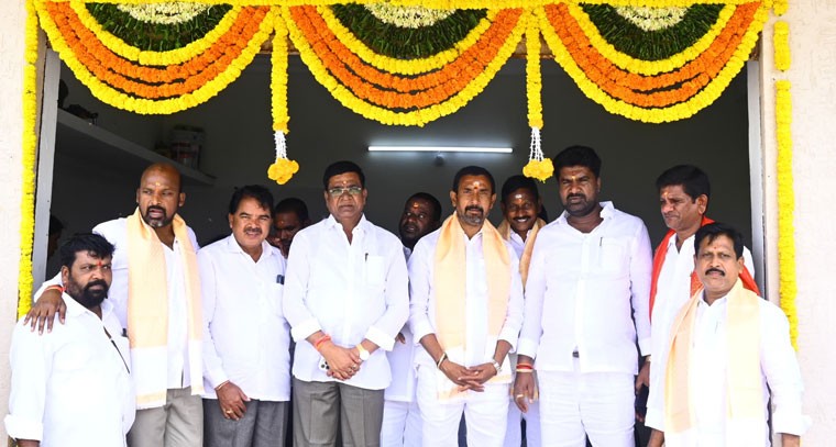 నూతన చికెన్ సెంటర్ ను ప్రారంభించిన అమీన్పూర్ మాజీ మున్సిపల్ చైర్మన్ తుమ్మల పాండురంగారెడ్డి 