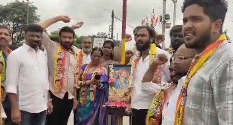 పండగ సాయన్న జయంతి: పాఠ్య పుస్తకాల్లో చేర్చాలని యువజన సంఘం డిమాండ్