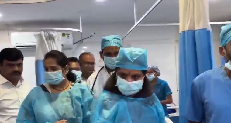 పాశమైలారం క్షతగాత్రులను పరామర్శించిన కవిత