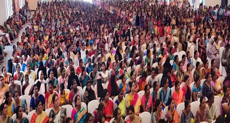 మహిళలకు వడ్డీ లేని రుణాల చెక్కుల పంపిణీ