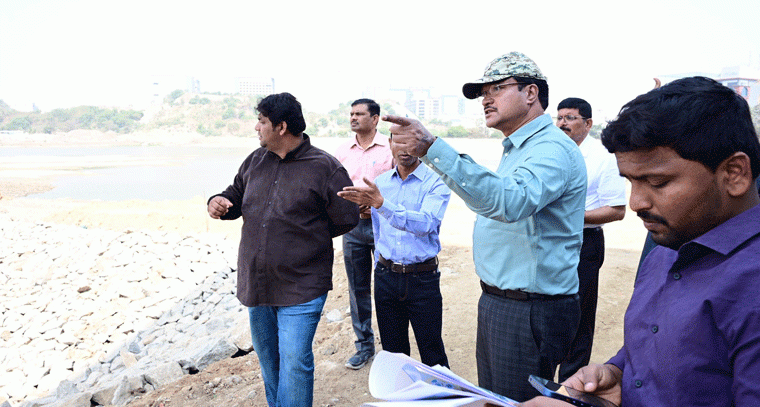 అభివృద్ధి ప‌నుల‌ను ప‌రిశీలించిన హైడ్రా క‌మిష‌న‌ర్‌