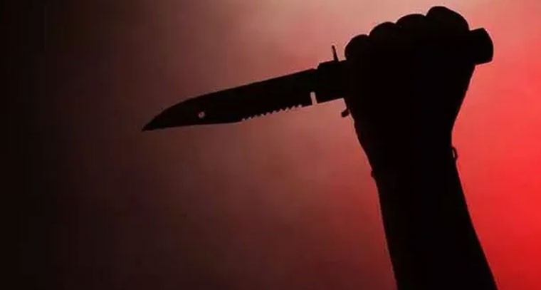 పాత కక్షలతో యువకుడిపై కత్తితో దాడి.. ఆసుపత్రికి తరలింపు