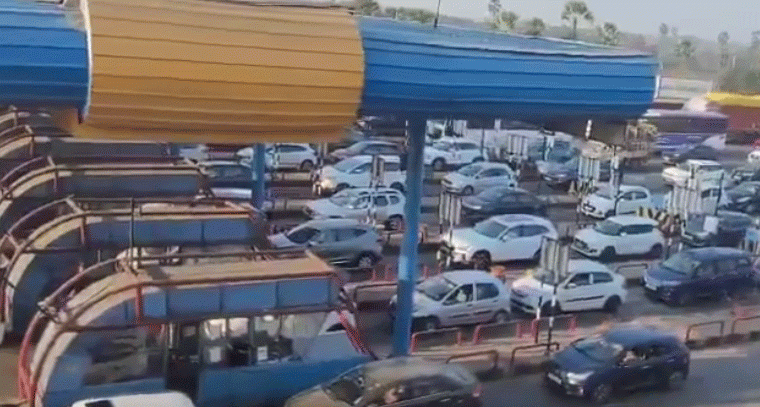 పంతంగి టోల్ ప్లాజా వద్ద కిలోమీటర్లమేర ట్రాఫిక్ జామ్