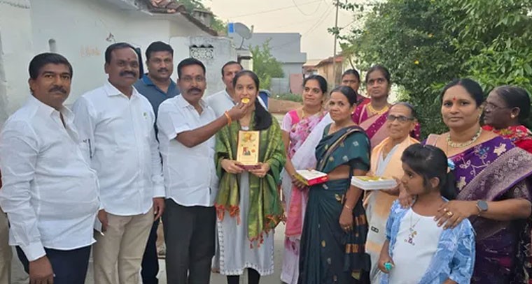పదిలో అత్యధిక మార్కులు సాధించిన విద్యార్థికి సన్మానం