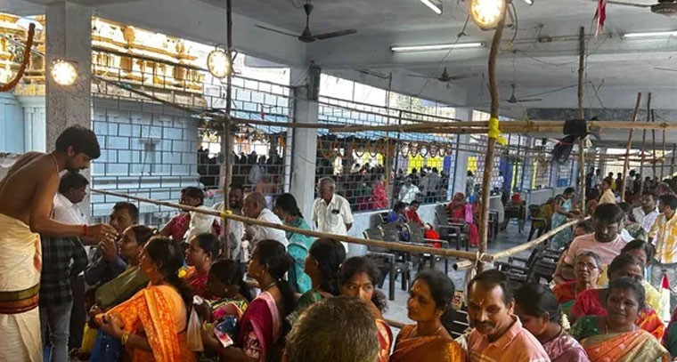 వెంకటేశ్వర ఆలయానికి పోటెత్తిన భక్త జనం..