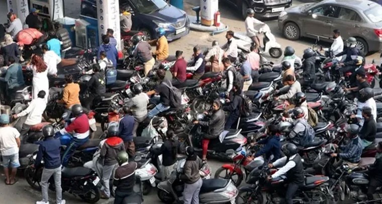 చమురు కొరత పుకార్లు.. హైదరాబాద్‌లో పెట్రోల్ బంకుల వద్ద క్యూలు