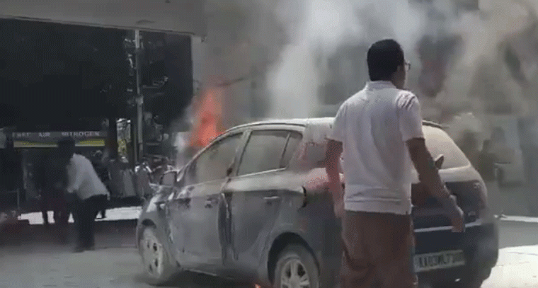 పంజాగుట్ట పెట్రోల్ బంకులో కారులో మంటలు