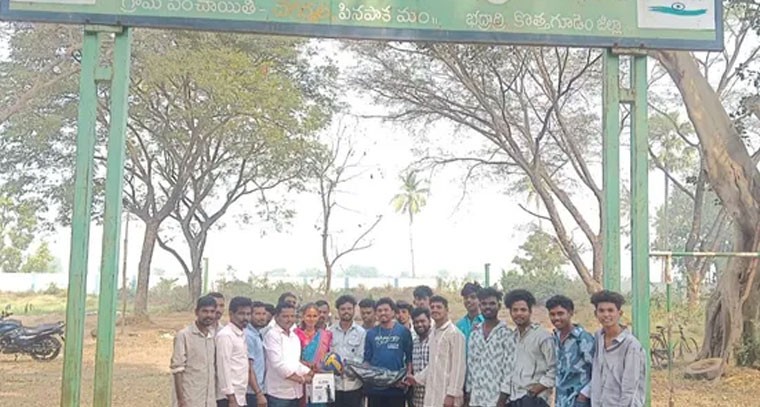 యువతకు వాలీబాల్ కిట్ లను పంపిణీ చేసిన సర్పంచ్