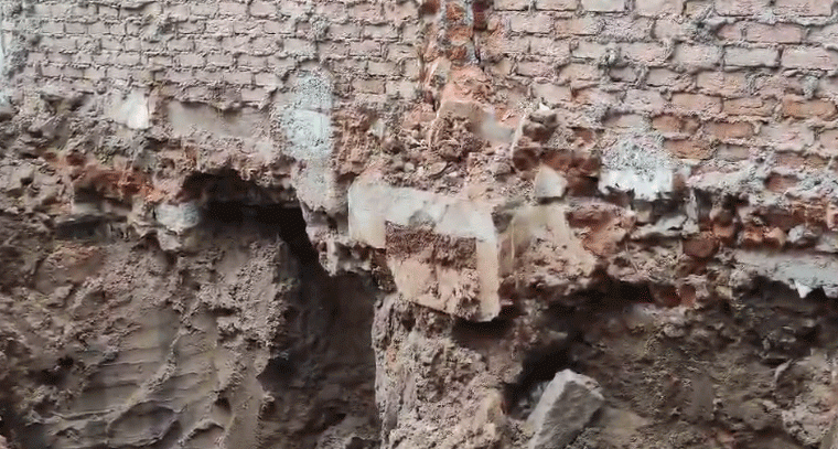 గోశామహల్ చాక్నవాడిలో కుంగిన ఐదు అంతస్థుల భవనం