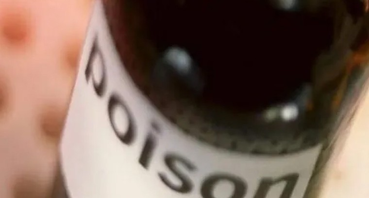 ప్రాణాలు పోతున్నా... ఫోన్ చూస్తున్న ప్రభుత్వ అధికారి