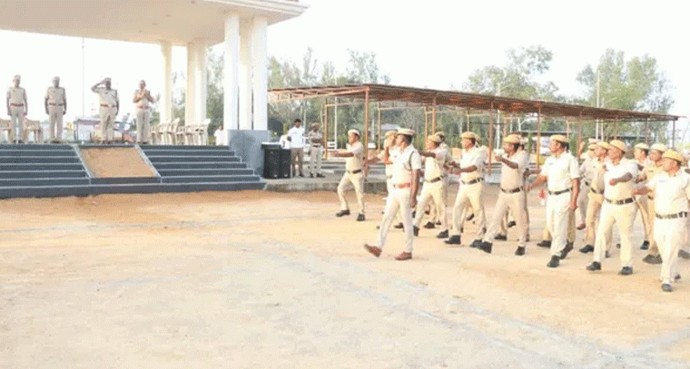 మెదక్‌లో పోలీస్ పరేడ్‌, అదనపు ఎస్పీ మహేందర్ సమీక్ష