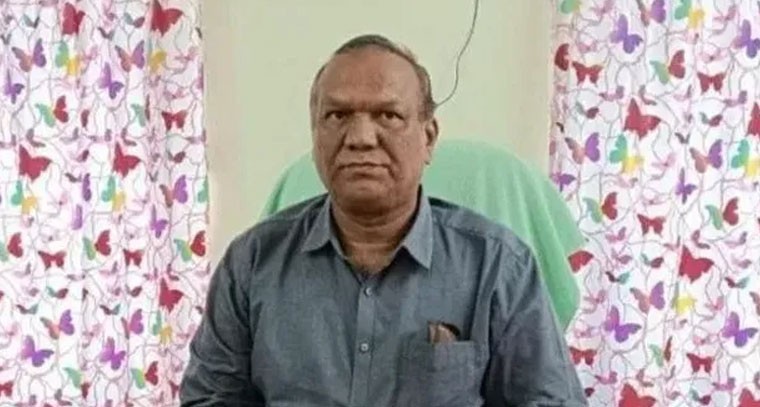 పోలింగ్ రోజే విషాదం.. ఓట్లు లెక్కిస్తూ కుప్పకూలిన అధికారి