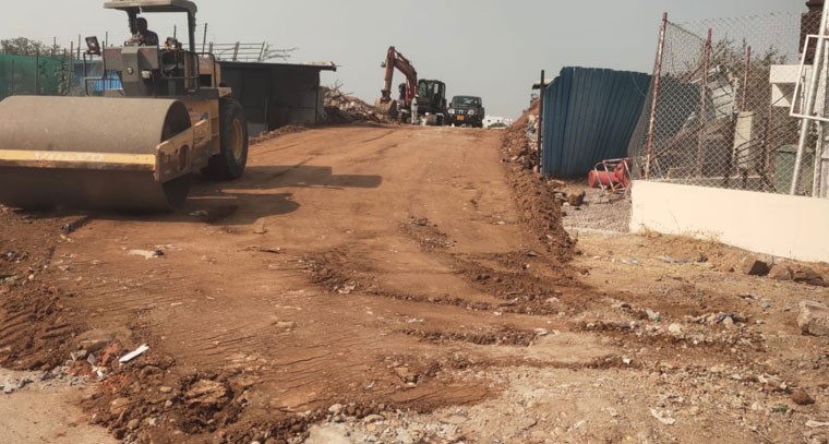 ప్ర‌ణీత్ ఆంటిల్యాలో తొల‌గిన ర‌హ‌దారి ఆటంకం