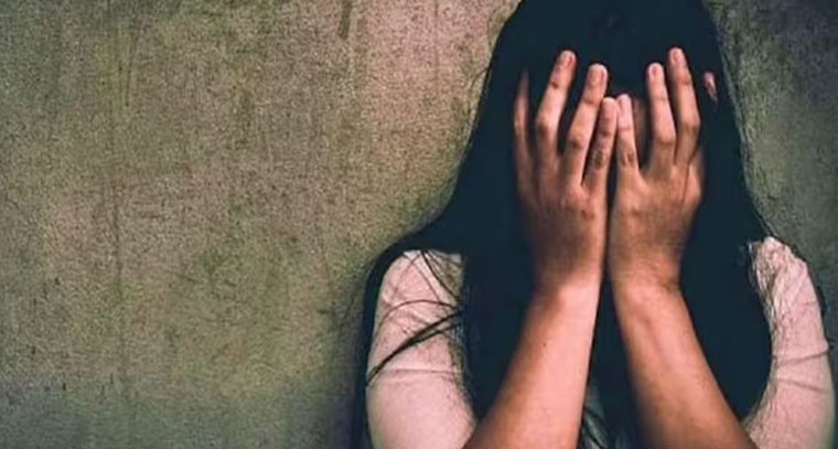 మహిళను రేప్ చేసి రూ.24 లక్షలతో పరార్!