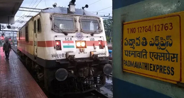 ట్రైన్‌లో దొంగల బీభత్సం..